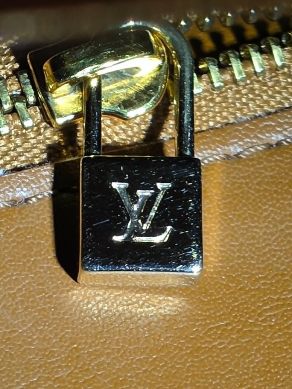 Louis Vuitton Christie Cross body purse - Picture 10 of 14